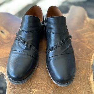 Women’s 8.5 Miz Mooz dress shoe.